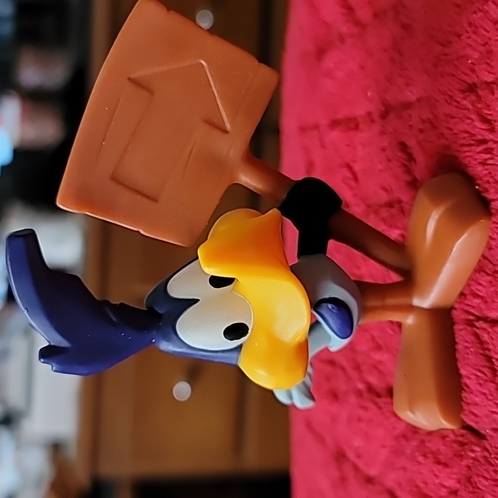 LOONEY TUNES ROAD RUNNER MCDONALDS, 2020 FIGURE WITH SIGN - Picture 4 of 4
